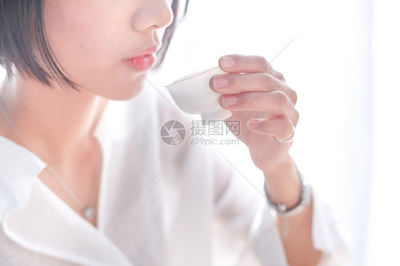 美女手持泡茶倒茶品茶茶道图片