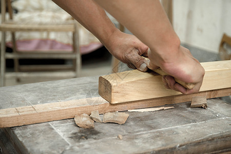 匠人使用刨刀进行木材处理背景图片