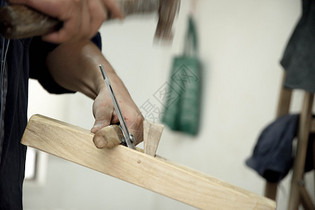 匠人使用刨刀进行木材处理图片