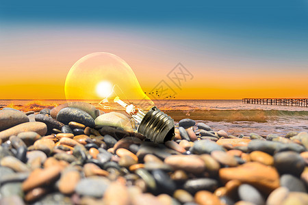 海边石头堆上发光的灯泡图片