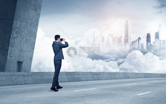 站在桥上观看云层商务男士背景图图片