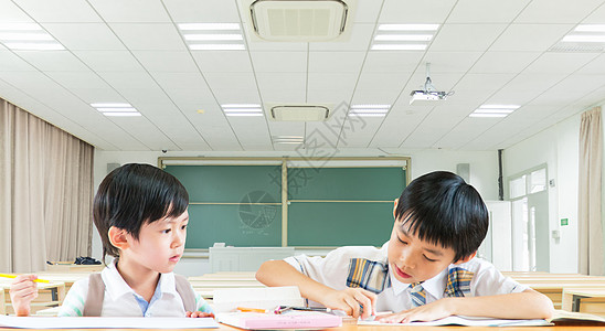 两个孩子教室里学习的孩子设计图片