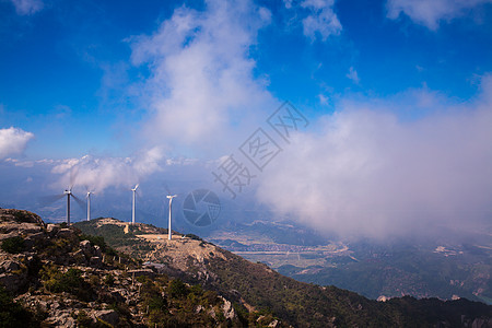 群山之巅山峰之巅的风车背景