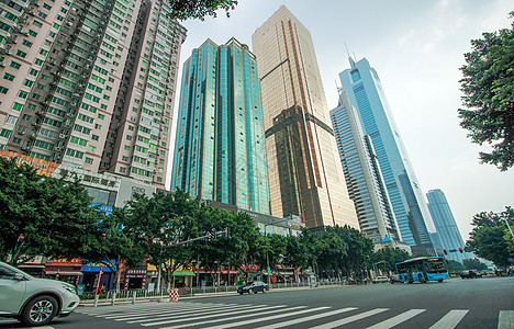 等待中的汽车街头仰望背景