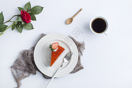 草莓蛋糕玫瑰红纱巾高清图片