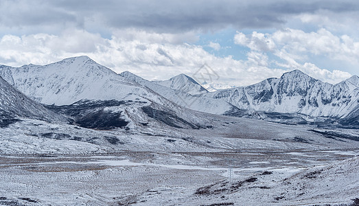 西藏雪山远景图片