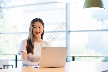 自信的职场女性背景图片