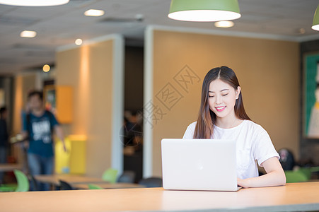 自信职场女性看电脑使用的电脑的年轻女性背景