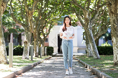 校园里站在树荫下看书的女生图片