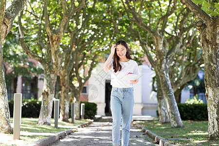 学校里抱着书边走路边撩头发的女同学图片