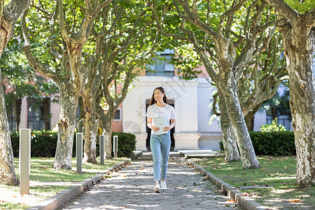 迎面走里的美女大学生图片