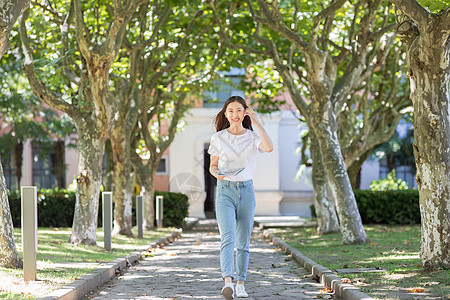 学校里抱着书边走路边撩头发的女同学图片