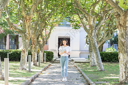 迎面走里的美女大学生图片