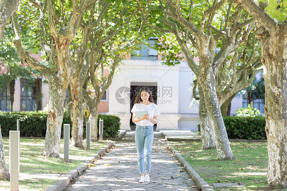 迎面走里的美女大学生图片