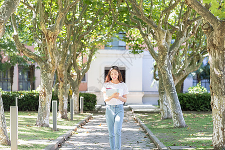 迎面走里的美女大学生图片