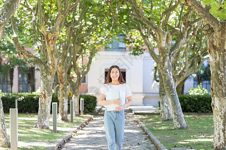 迎面走里的美女大学生图片