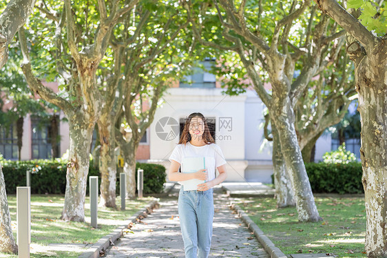 迎面走里的美女大学生图片