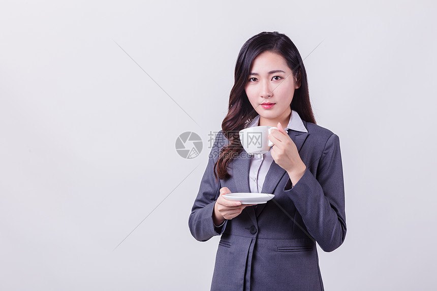 职业女性喝咖啡形象棚拍图片