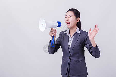 微笑职业女性拿喇叭呐喊形象图片