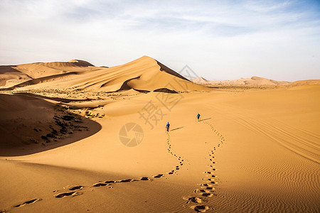 沙漠中的户外爱好者图片
