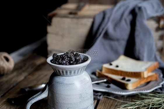 面包蓝莓美食图片
