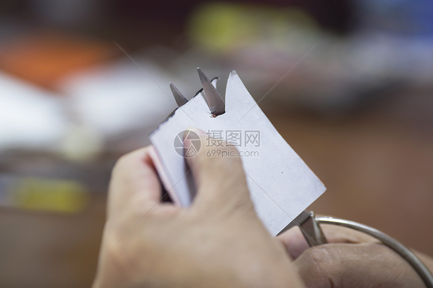 匠人剪纸师傅在专注剪纸图片