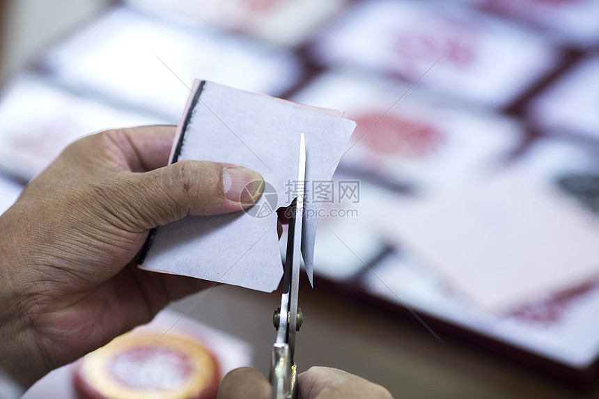 匠人剪纸师傅在专注剪纸图片