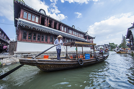 江南古镇小桥流水上船夫划船图片