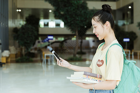 用手机女生教学楼里用手机的女生背景