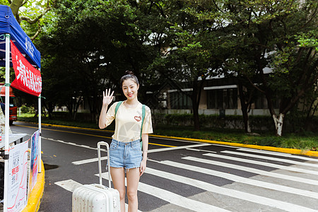 大学开学新生招手图片素材