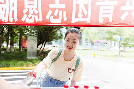 开学报道女生新生服务拿水图片