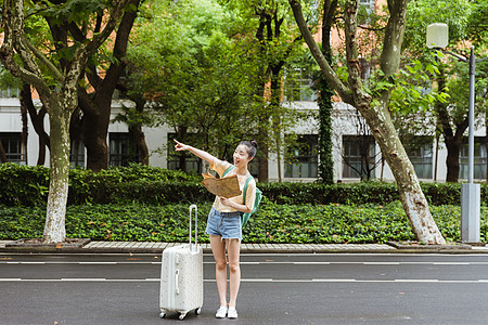 开学校园女生看地图找路图片