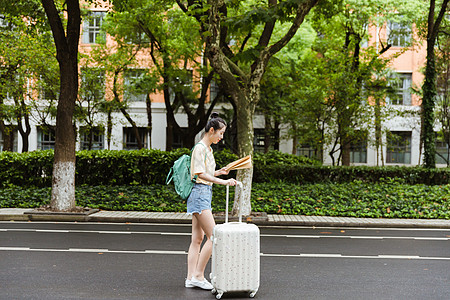 开学校园女生看地图找路图片