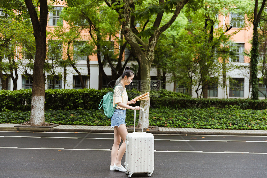 开学校园女生看地图找路图片