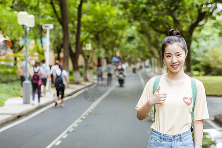 校园女生举大拇指图片