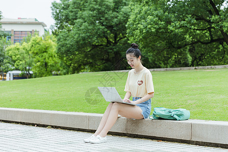 校园女生用电脑学习图片