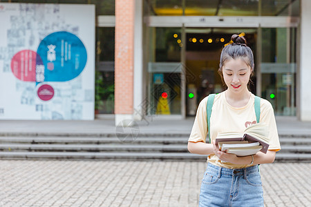 校园里抱着书本的女生图片