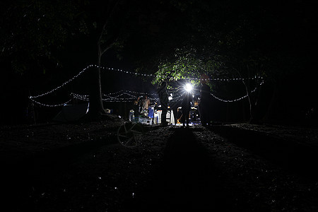 夜晚公园聚会背景图片
