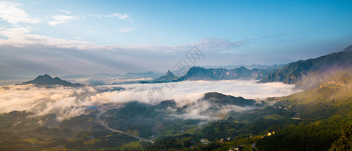群山云雾连绵起伏的山岭高清图片
