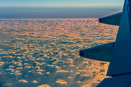 航拍高空飞越太平洋图片