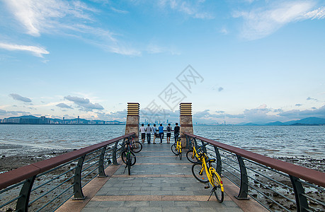 深圳红树湾一群遥望海边的年轻人背景