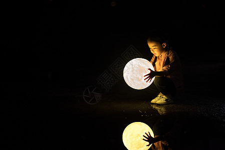 夜晚女孩唯美月球灯背景