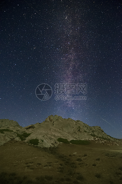 新疆阿尔泰山银河夜景图片