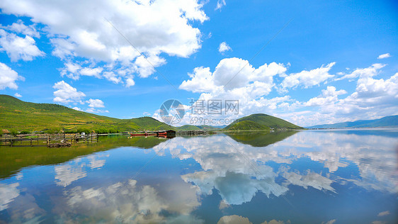 泸沽湖蓝天白云山水倒影美景图片