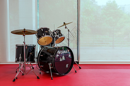 音乐器材学校音乐室的架子鼓背景