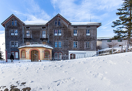 雪山酒店雪地里的欧式建筑背景