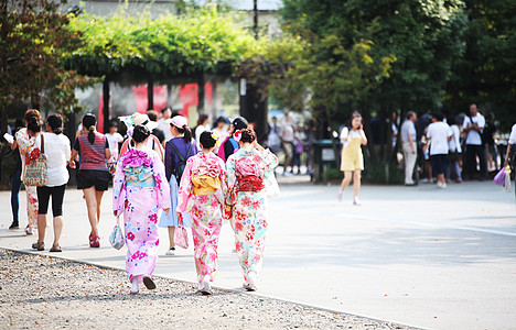 日本女性东京街景背景