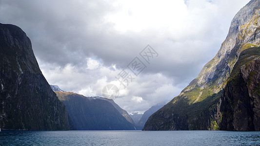新西兰milford峡湾背景图片