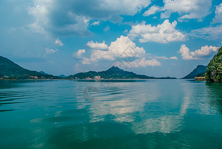 黄石仙岛湖风光蓝天白云山倒影背景图片