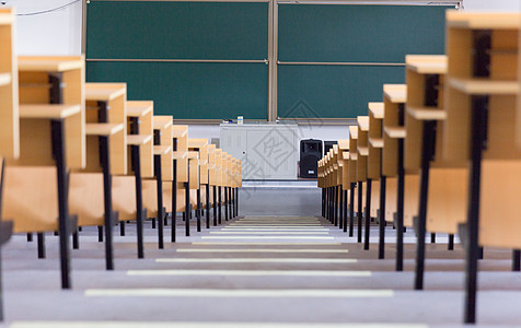 空荡荡的大学教室图片